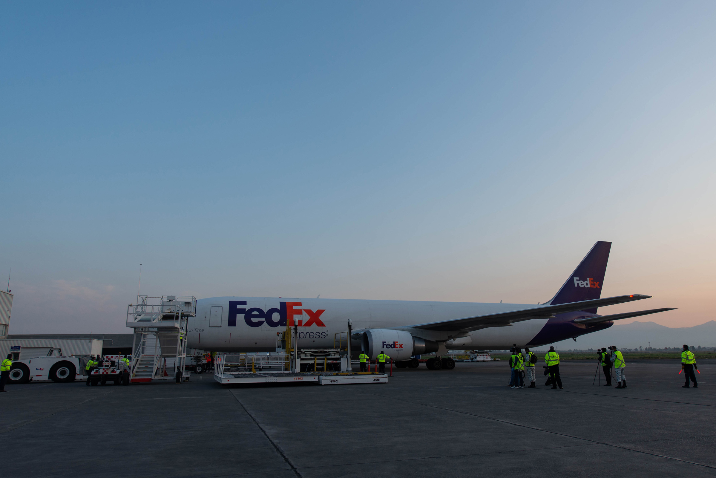 Llega de EUA tercer avión con insumos para atender COVID-19