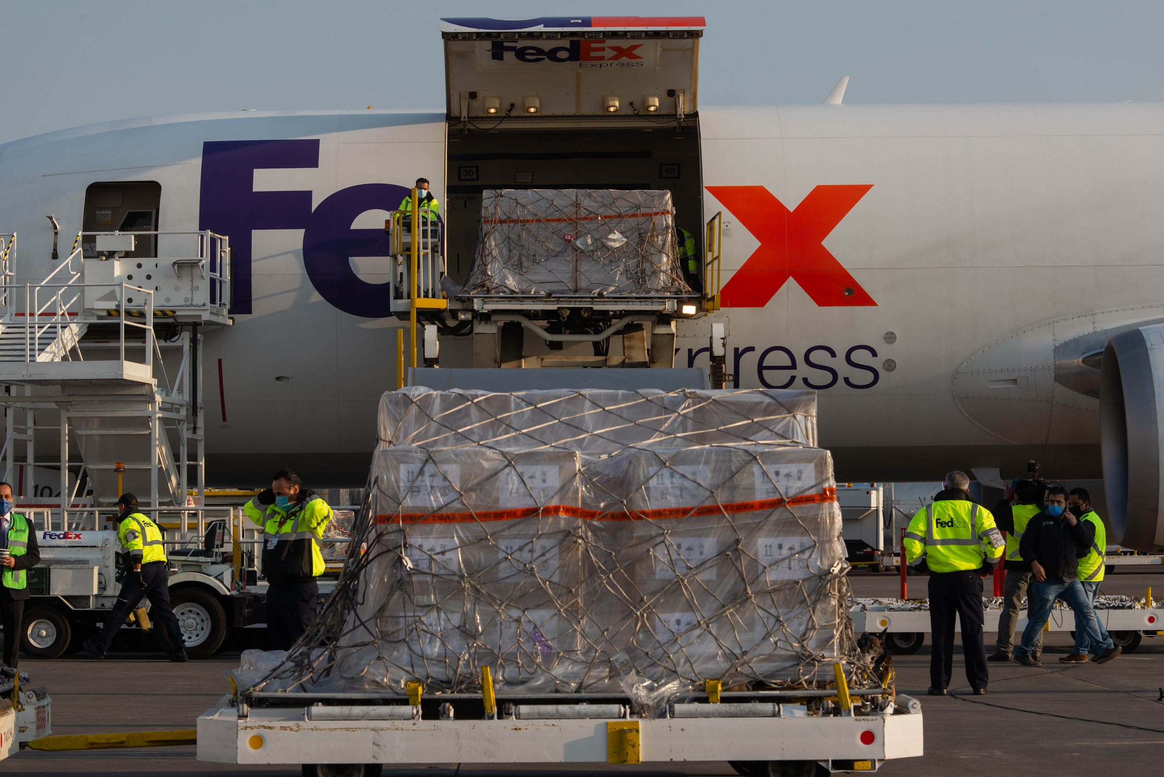 Llega a México segundo vuelo con ventiladores de EUA