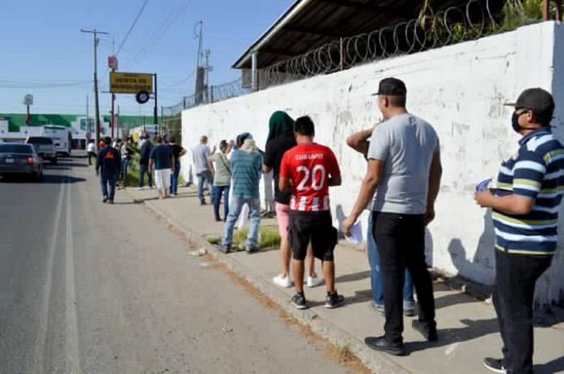Filas para comprar cerveza en Sonora causan primer contagio de COVID-19