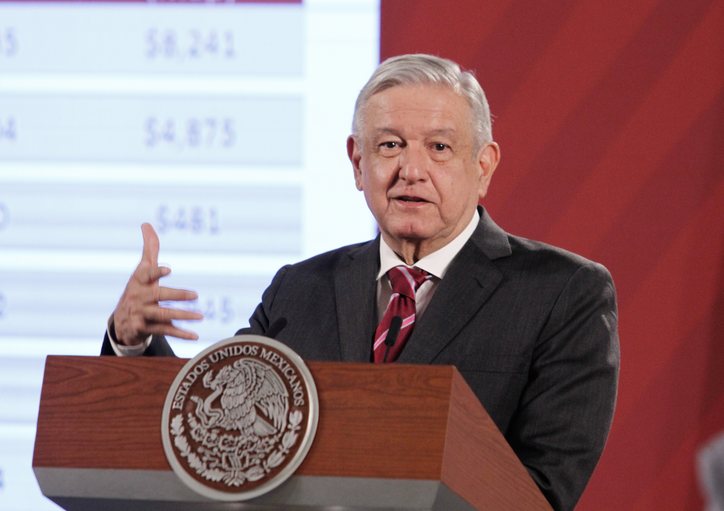 Pide AMLO no relajar disciplina; envía pésame a familias de fallecidos