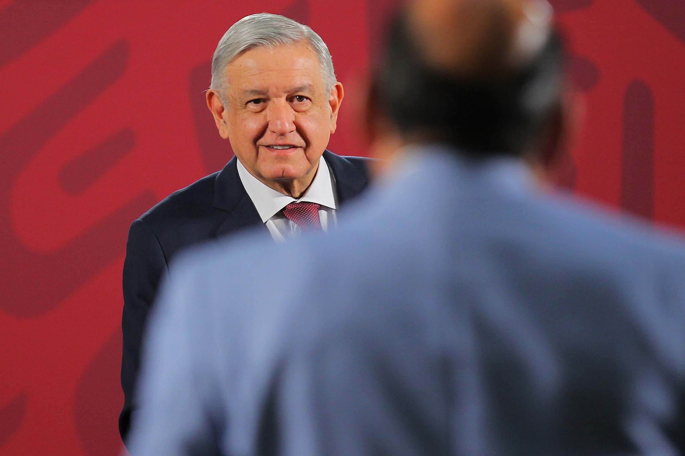 Descarta AMLO falta de insumos médicos; pide a López-Gatell dar informe
