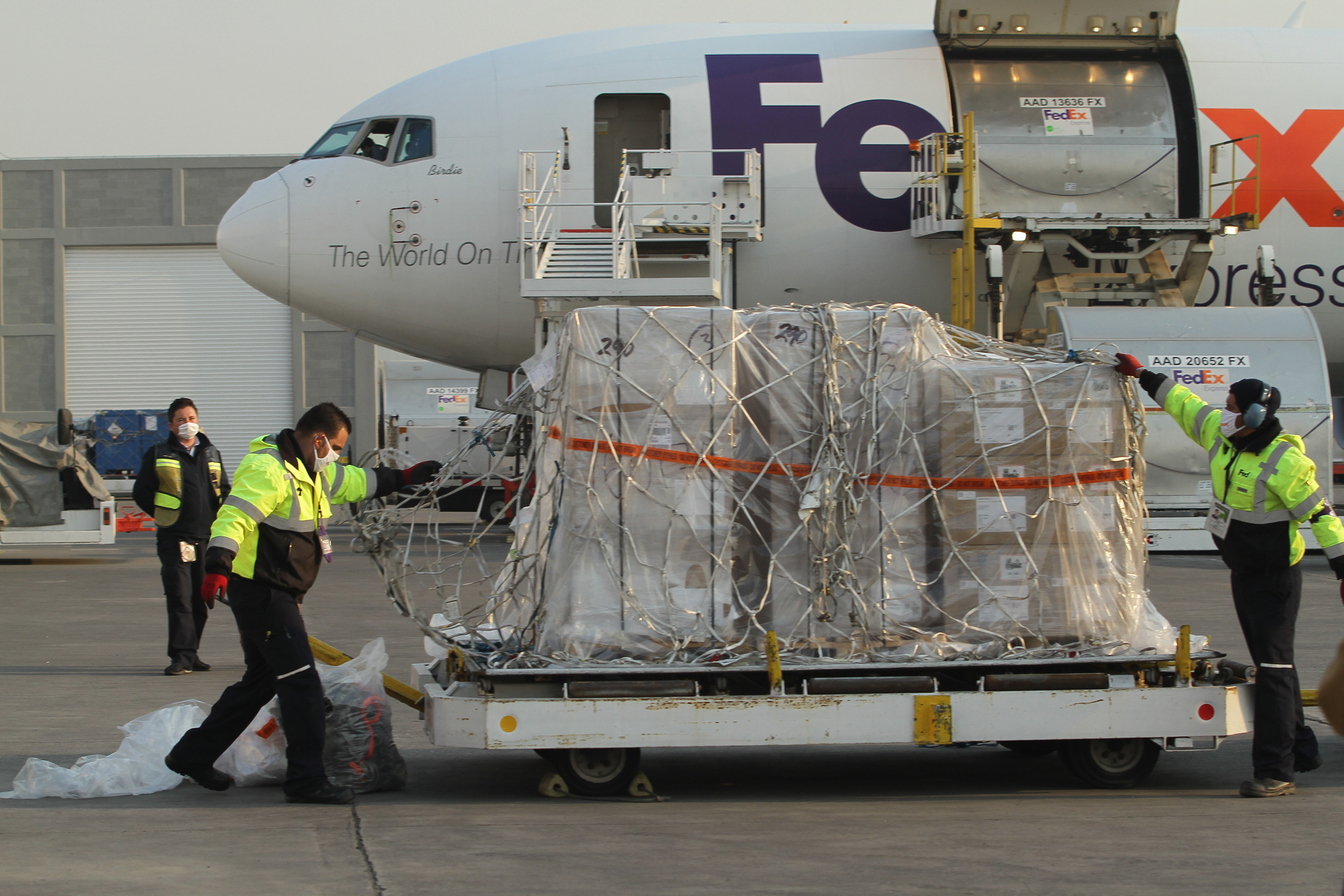 Llega cuarto vuelo de insumos para combatir al COVID-19
