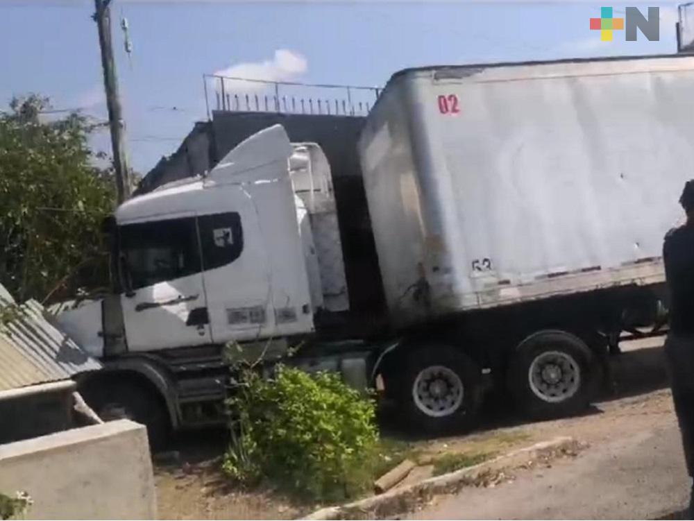 Choca tráiler contra negocio de comida en municipio de Sayula de Alemán