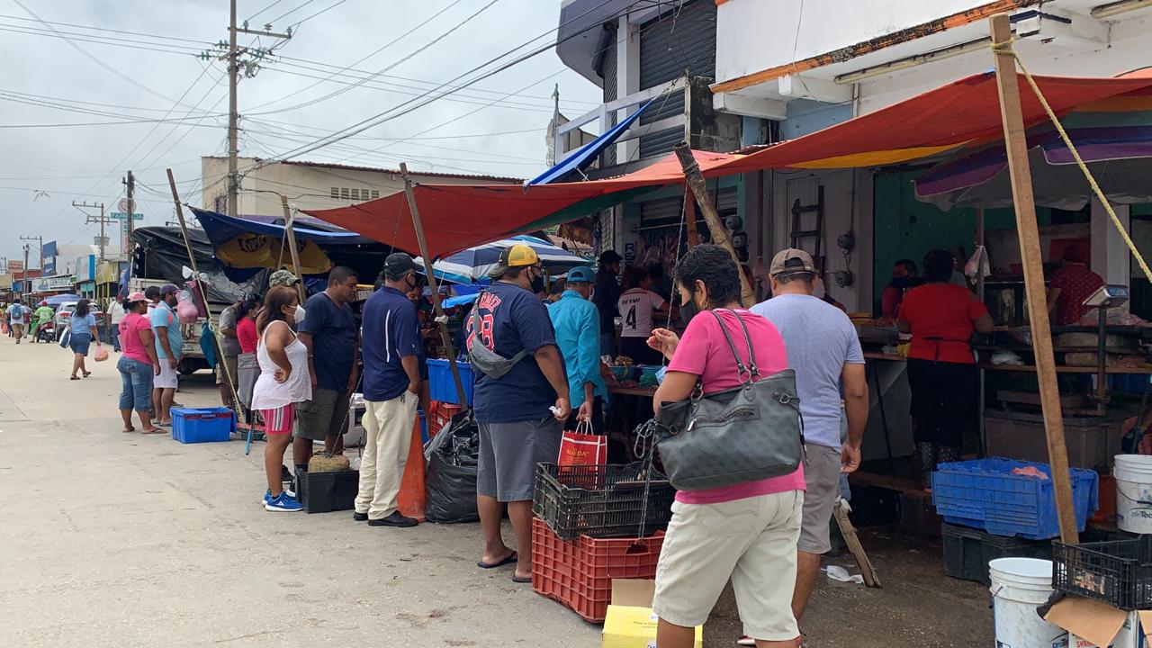 Pese a pandemia, colonos se aglomeran en zona comercial de la Francisco Villa de Coatzacoalcos