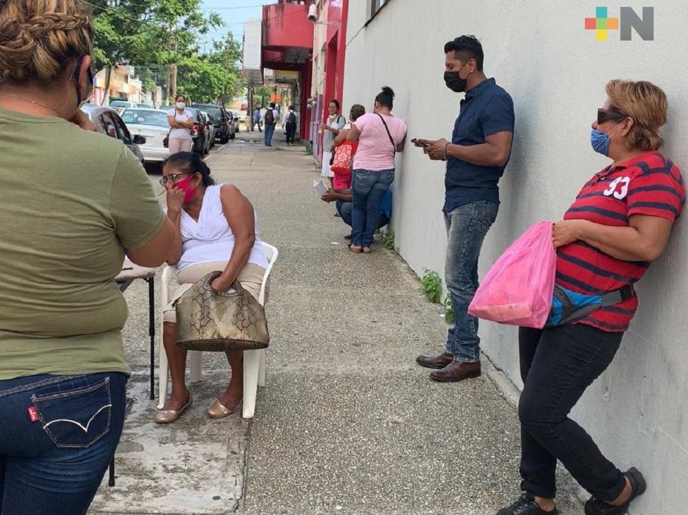 Con sana distancia, beneficiarios de Tandas para el Bienestar hacen filas para recibir apoyos