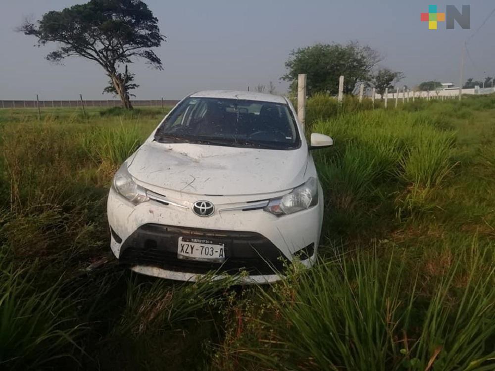Conductor pierde control de su auto, termina fuera de la carretera Antigua a Minatitlán