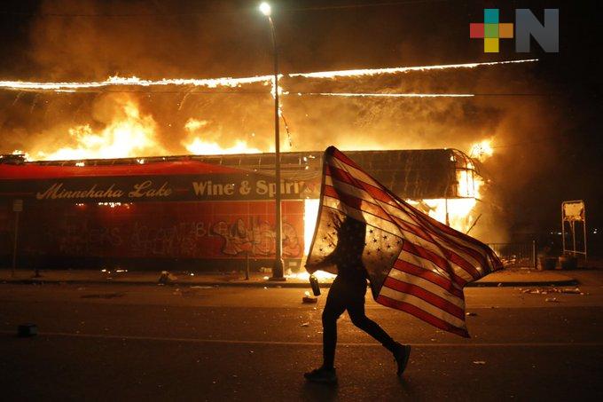 Alcalde de Minneapolis decreta toque de queda ante protestas