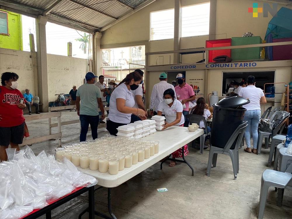 Entrega DIF alimentos calientes a población vulnerable de Tres Valles