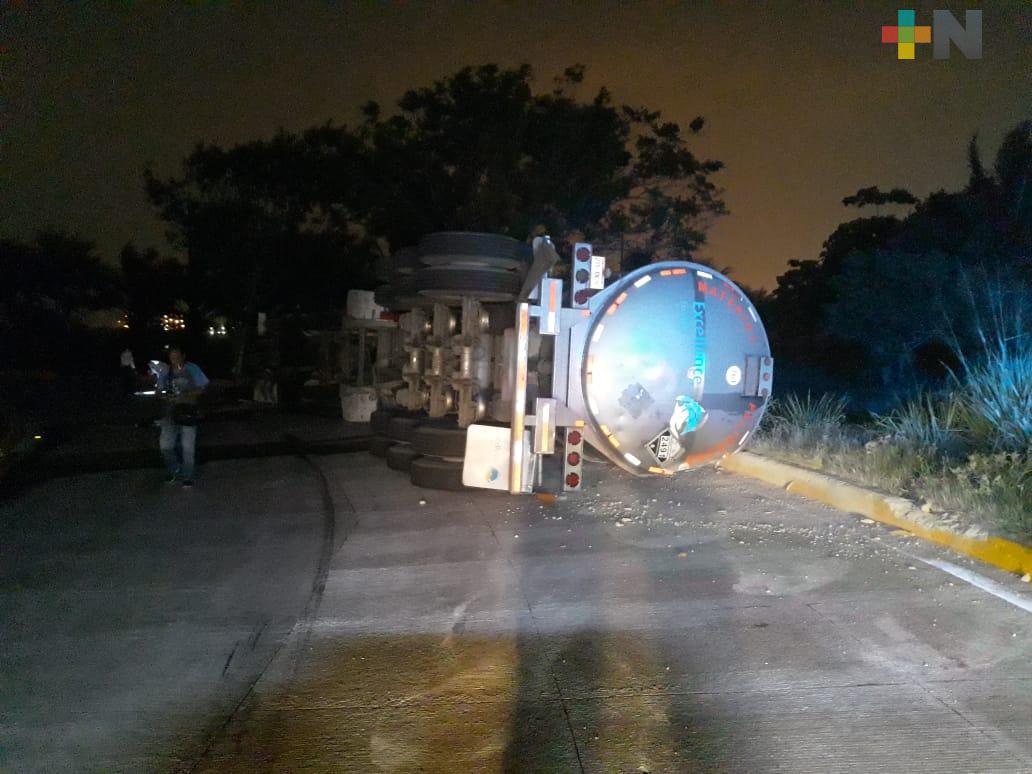 Vuelca autotanque cargado en Coatzacoalcos