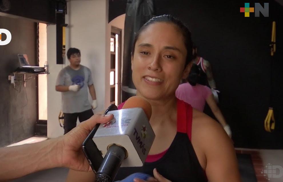 Peleadora xalapeña intercambia entrenamientos por despensas