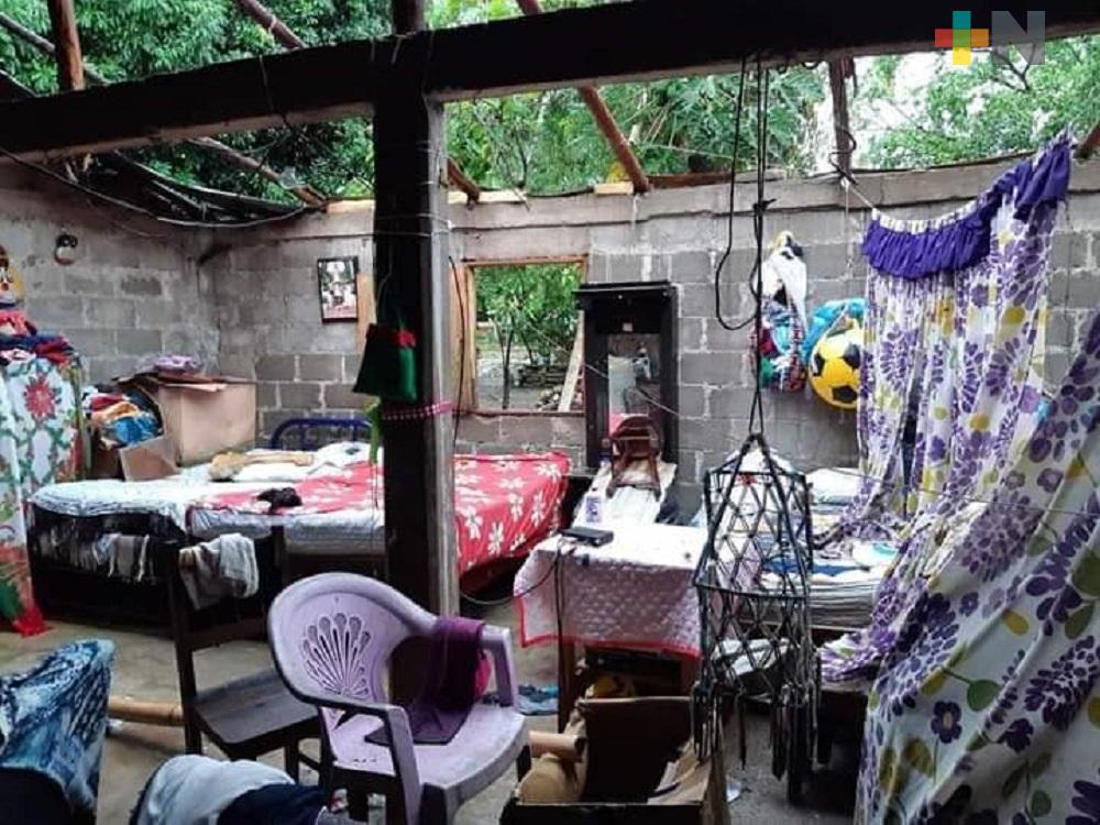 Turbonada en Tuxpan provoca apagón, caída de árboles, postes de luz y destechamientos