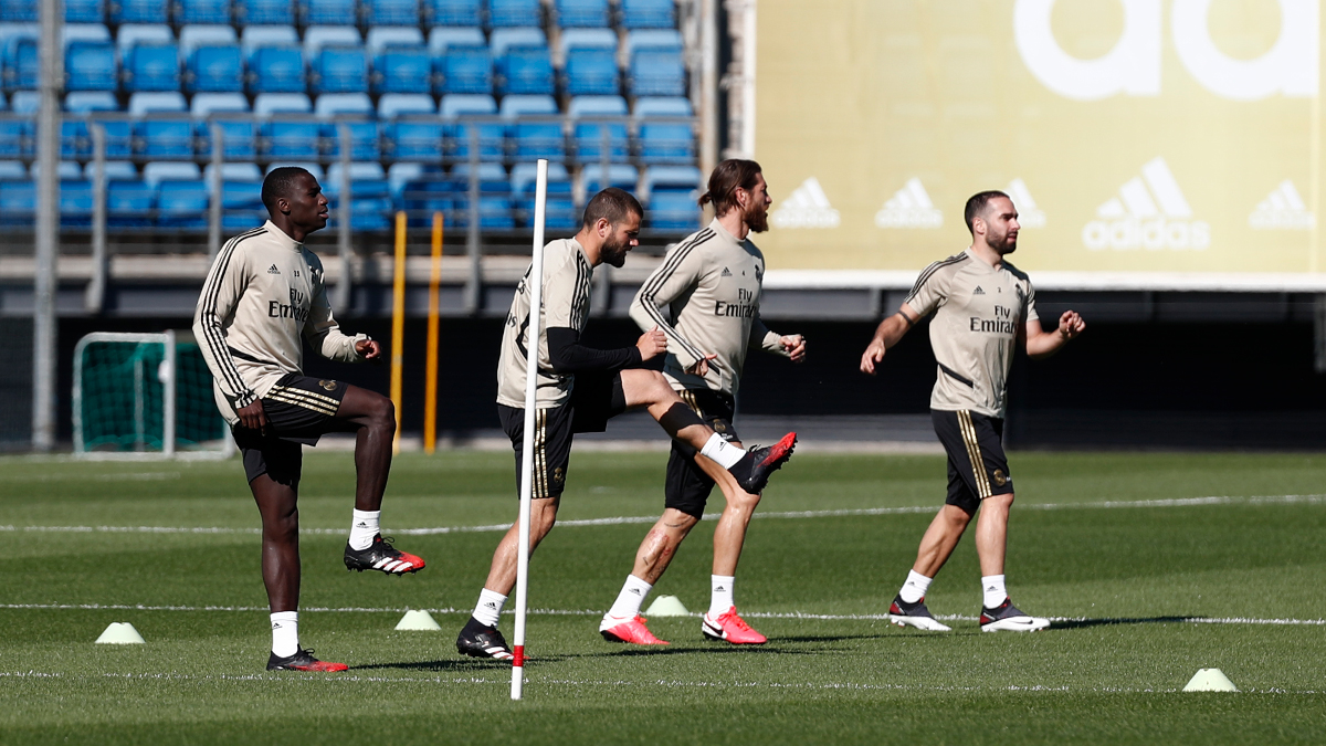 Clubes españoles se entrenan en grupos de 10 jugadores