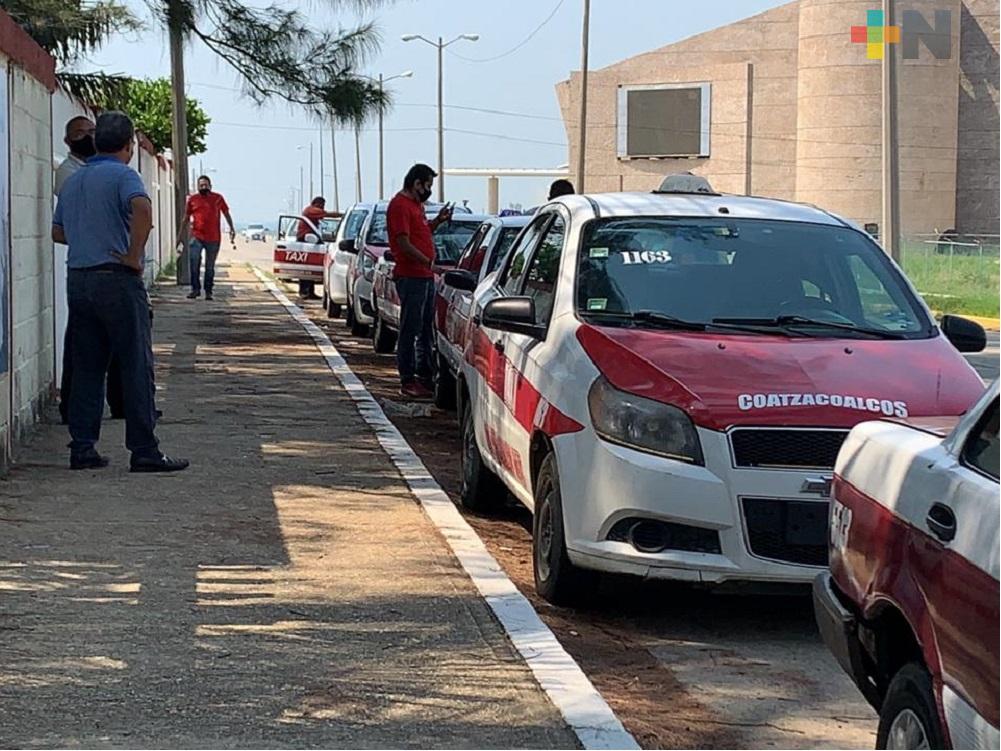 250 taxistas de Coatzacoalcos desinfectan de forma periódica sus unidades