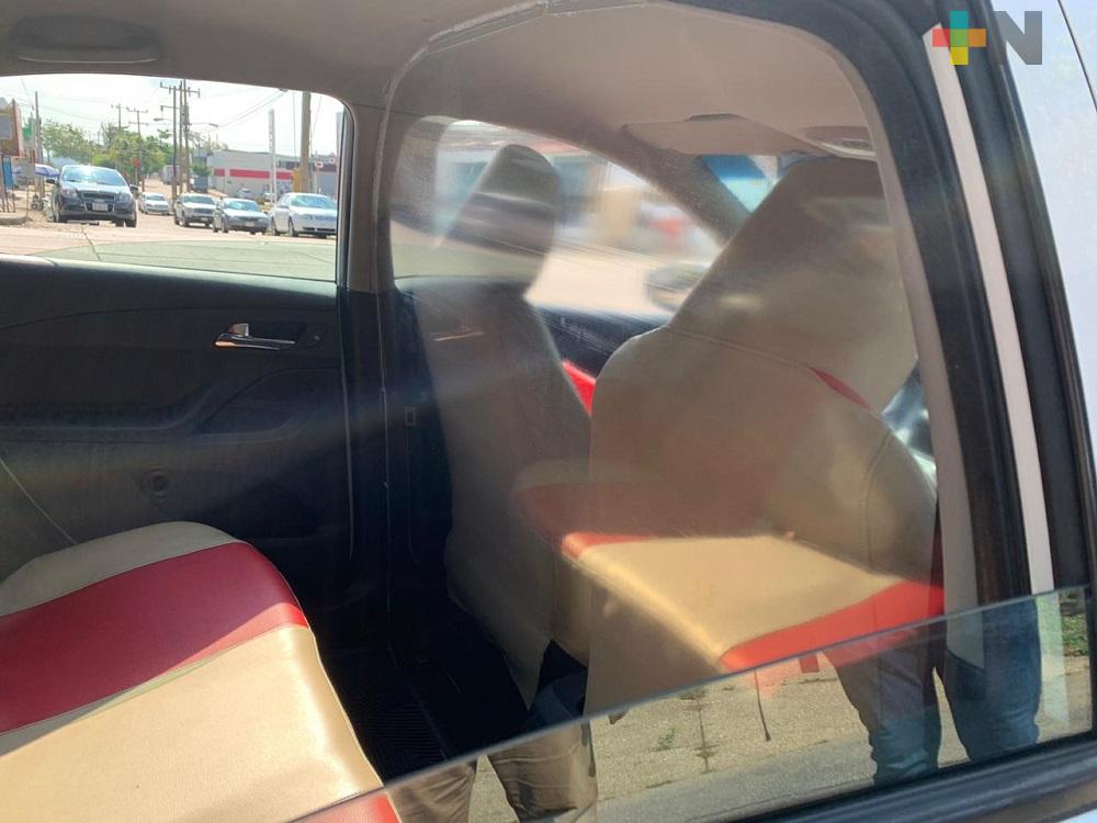 Taxista de Coatzacoalcos invierte 1,400 pesos para protegerse de coronavirus