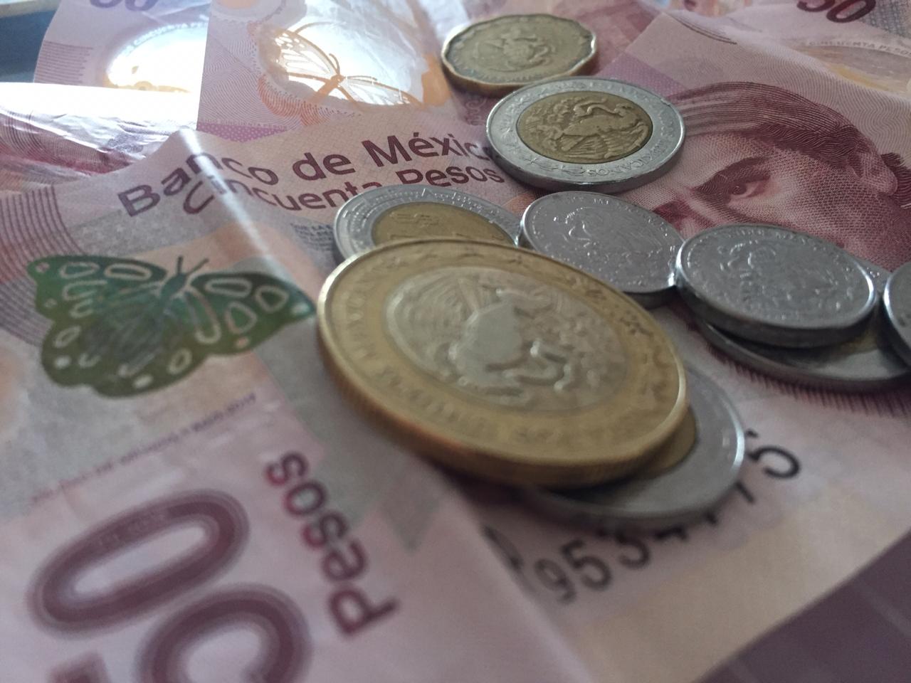 Peso baja y se cotiza en 22.96 por dólar este jueves