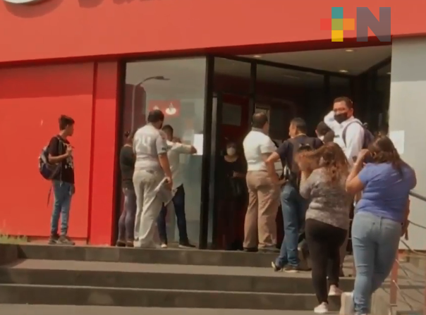 Largas filas en instituciones bancarias impiden la sana distancia