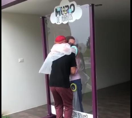 En Xalapa elaboraron muro para dar abrazos
