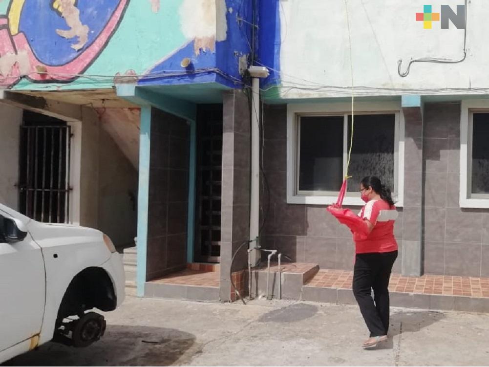 Con ayuda de una cuerda, suben alimentos a persona de la tercera edad