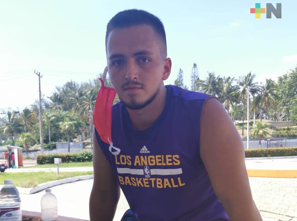 Joven ruso extraviado en Coatzacoalcos; pide apoyo para llegar a su lugar de alojamiento