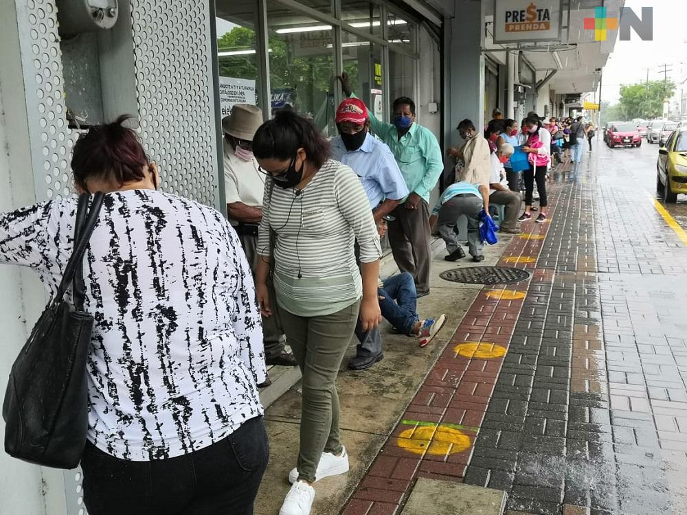 En Coatzacoalcos, nuevamente se registran largas filas en bancos sin respetar sana distancia