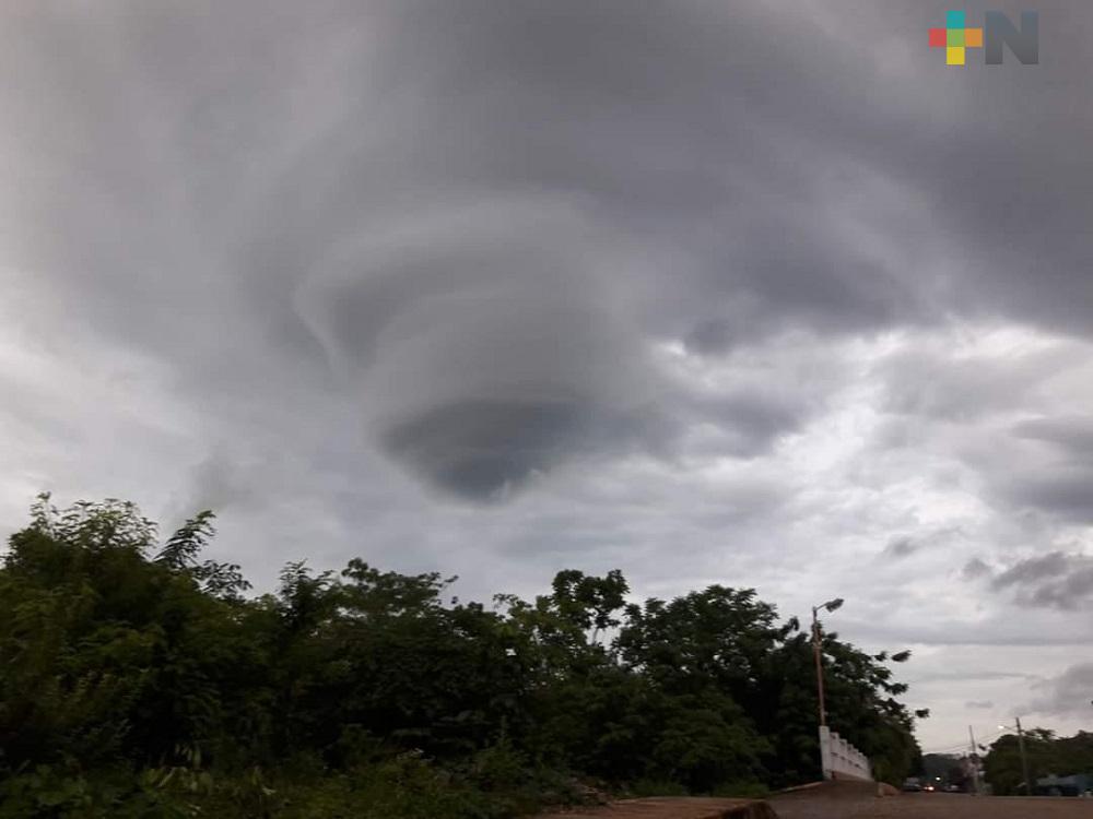 Remolino formado en el cielo sorprende a los habitantes de Tatahuicapan