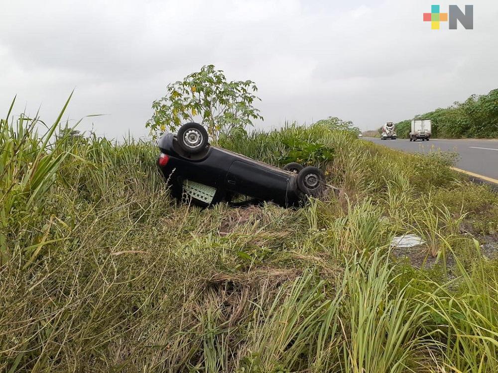 Exceso de velocidad provoca accidente en carretera Coatzacoalcos-Minatitlán