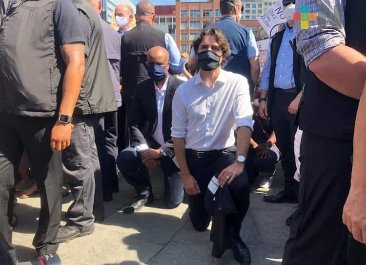 Trudeau se arrodilla en apoyo a protestas antirracismo en Canadá