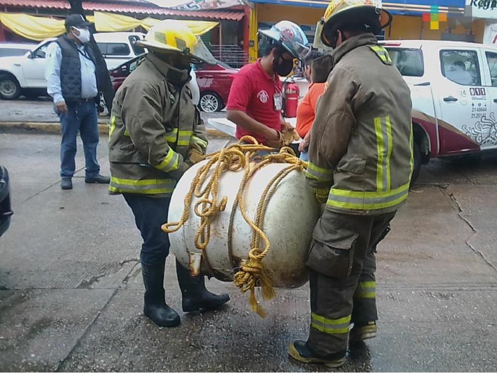 Fuga en tanque de gas, alerta a vecinos y locatarios de mercado Morelos