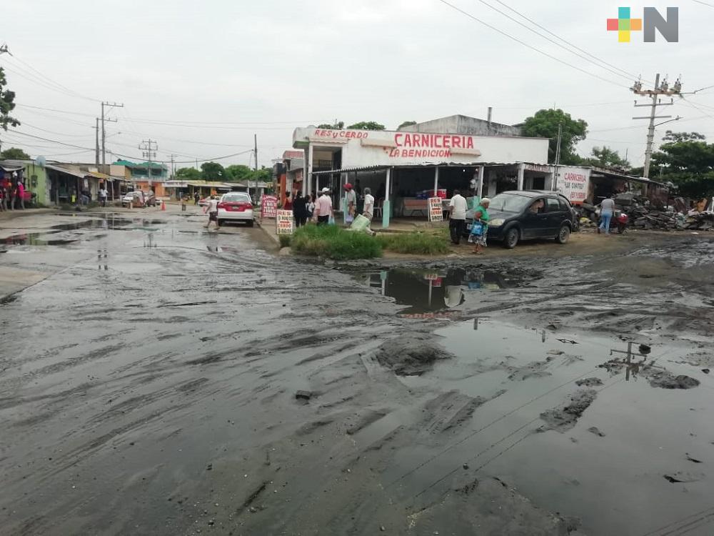 Colonos de Coatzacoalcos denuncian fuga de aguas negras; piden a autoridades resuelvan el problema