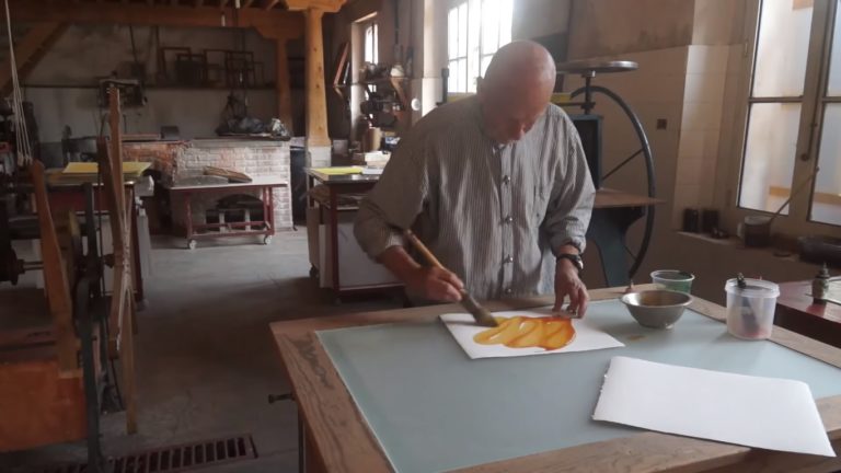 Invita IVEC a conocer la producción de papel hecho a mano en el Museo Vivo del Papel