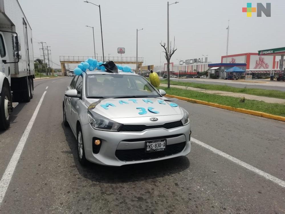 Recorriendo calles de Coatzacoalcos, madre festeja graduación de su hijo