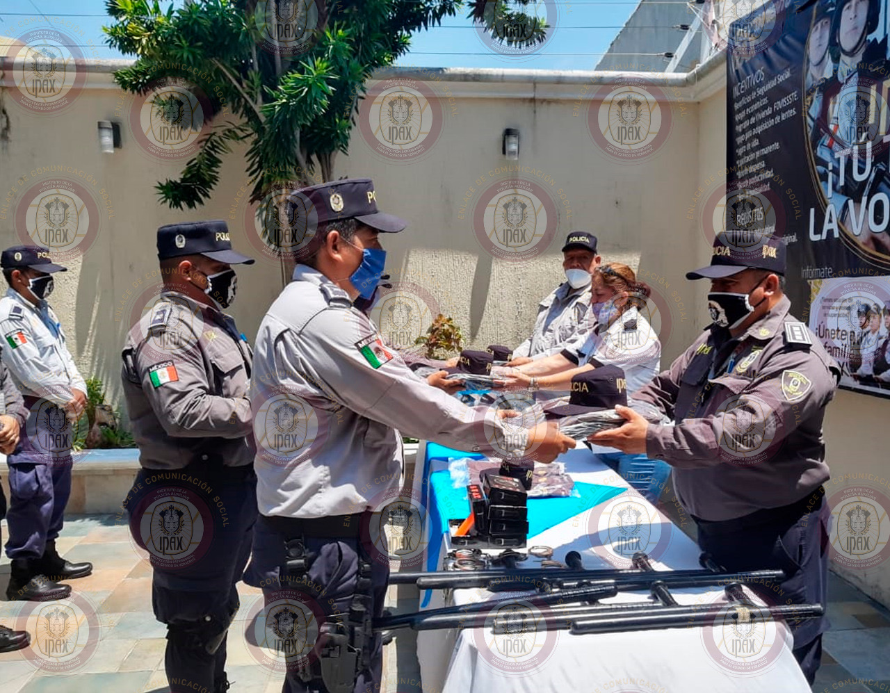 Entrega IPAX uniformes a comandancias y bases, en el sur de Veracruz