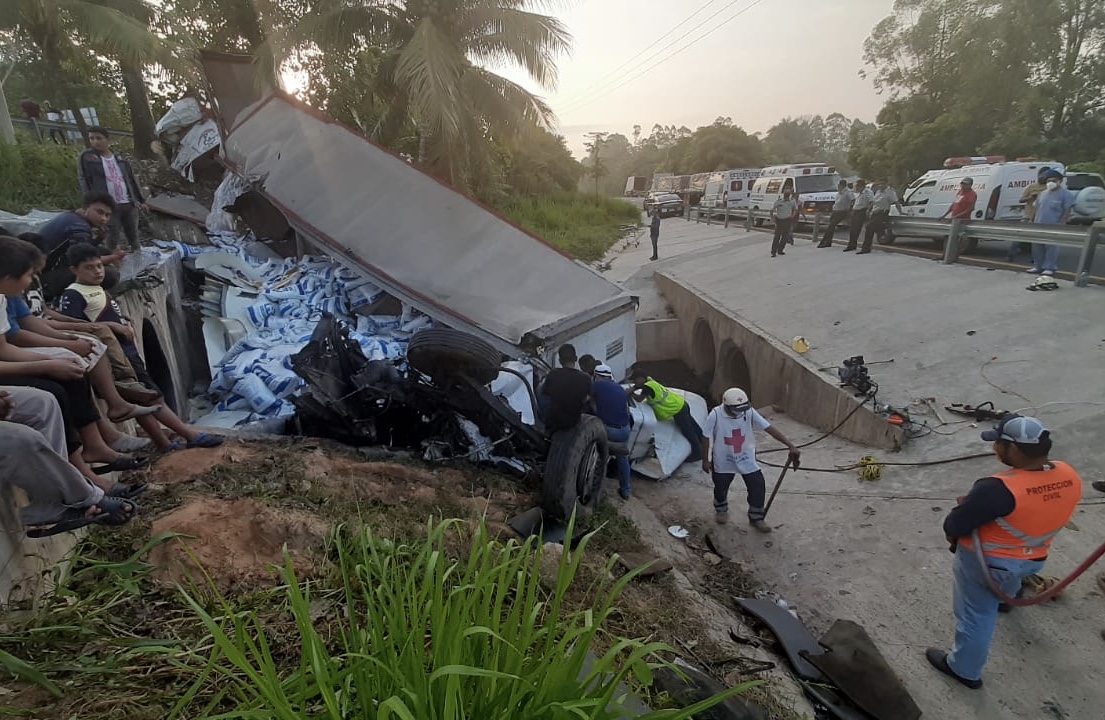 Tráiler cargado con sal volcó en la carretera Coatzacoalcos-Villahermosa