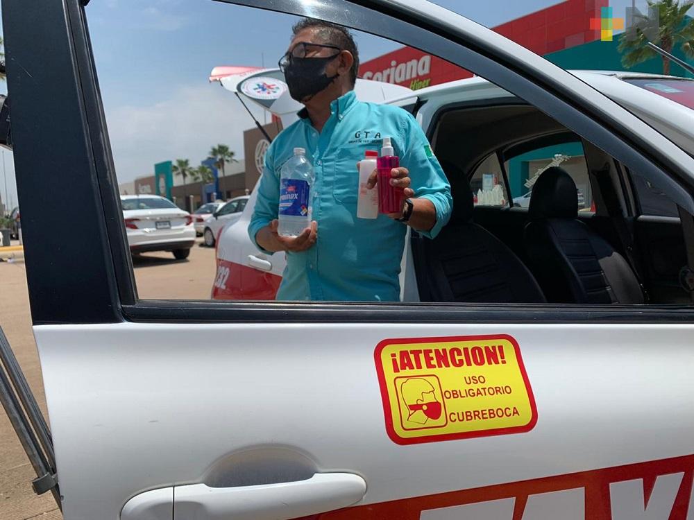 Con calcomanía, taxista de Coatzacoalcos exhorta ciudadanos a usar cubrebocas