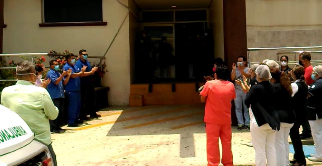 Con «sirenas» encendidas, despiden a chofer de ambulancia que falleció presuntamente por COVID-19