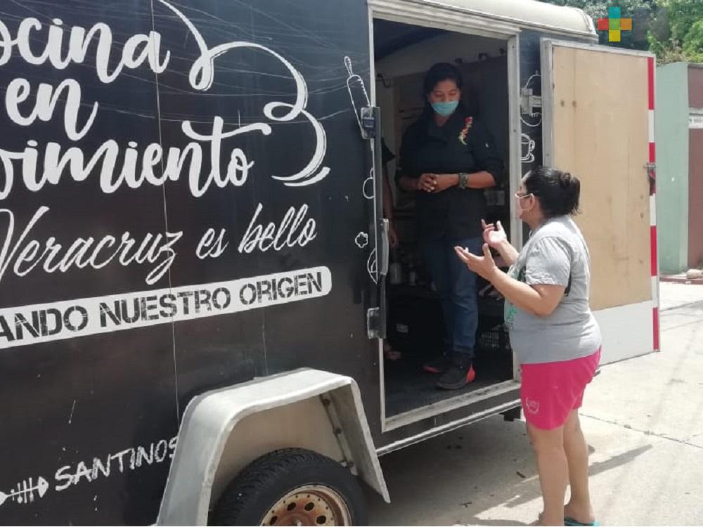 En Minatitlán, jóvenes ayudan con alimentos a personas vulnerables por contingencia