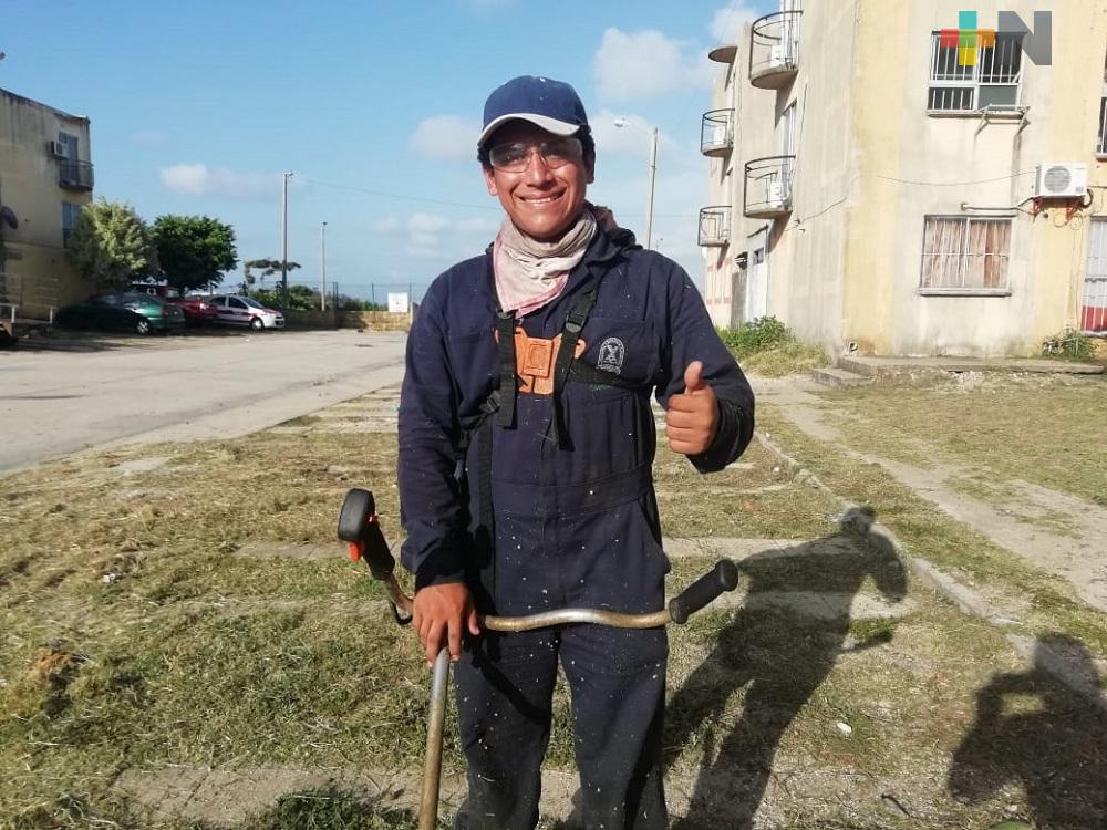 Por falta de clases y pandemia, estudiante gana dinero podando y limpiando terrenos para ayudar a su familia