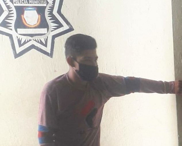 Joven viajó en bicicleta miles de kilómetros para conocer a su novia virtual; los padres de ella lo impidieron