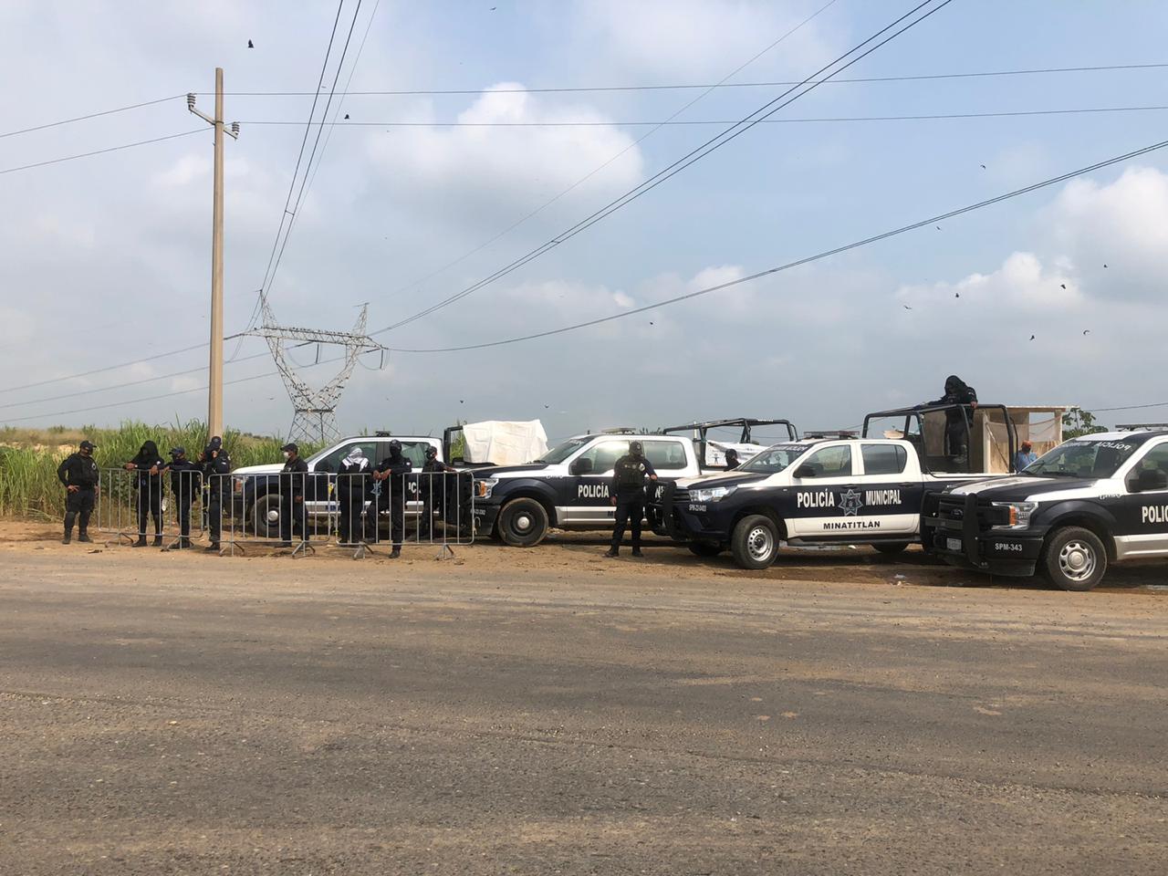 Se confrontan policías y ejidatarios al intentar liberar bloqueo de basurero en Minatitlán