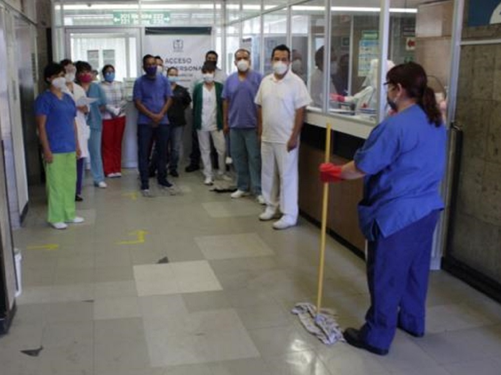 Trabajadora del IMSS canta a sus compañeros antes de iniciar sus labores en área COVID-19
