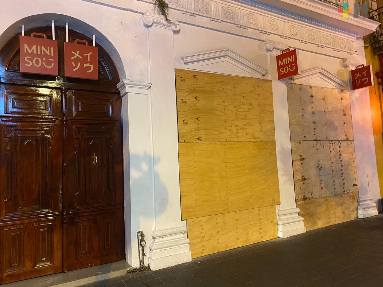 Comercios del centro de Xalapa se blindan ante protesta no pacífica