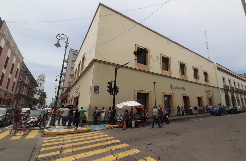 Largas filas en bancos de la ciudad de Veracruz