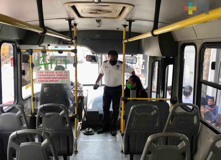 Transporte público en Veracruz desinfecta unidades y promueve el uso de cubreboca