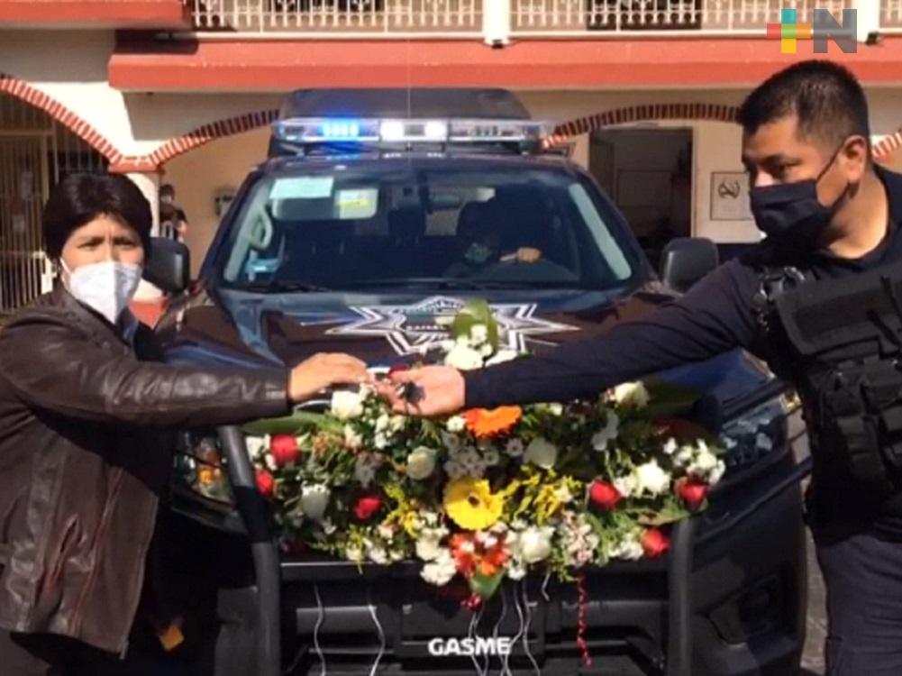 Ayuntamiento de Rafael Delgado entrega patrulla a policía municipal