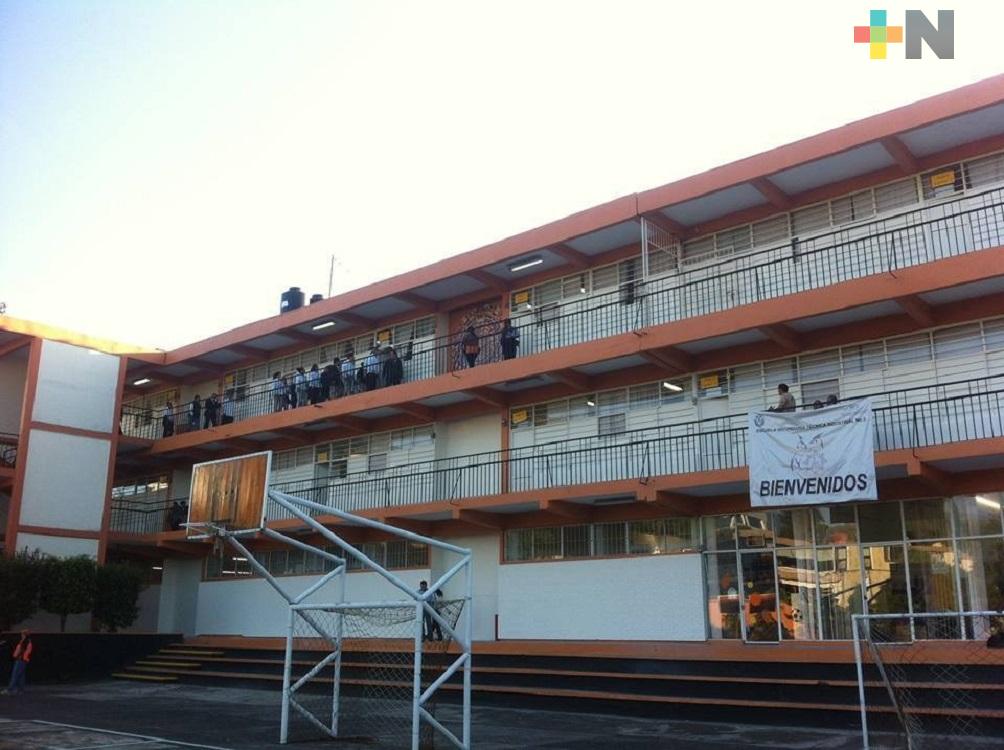 Capacitan a docentes y personal de Secundaria Técnica 3 en Xalapa para el regreso a clases