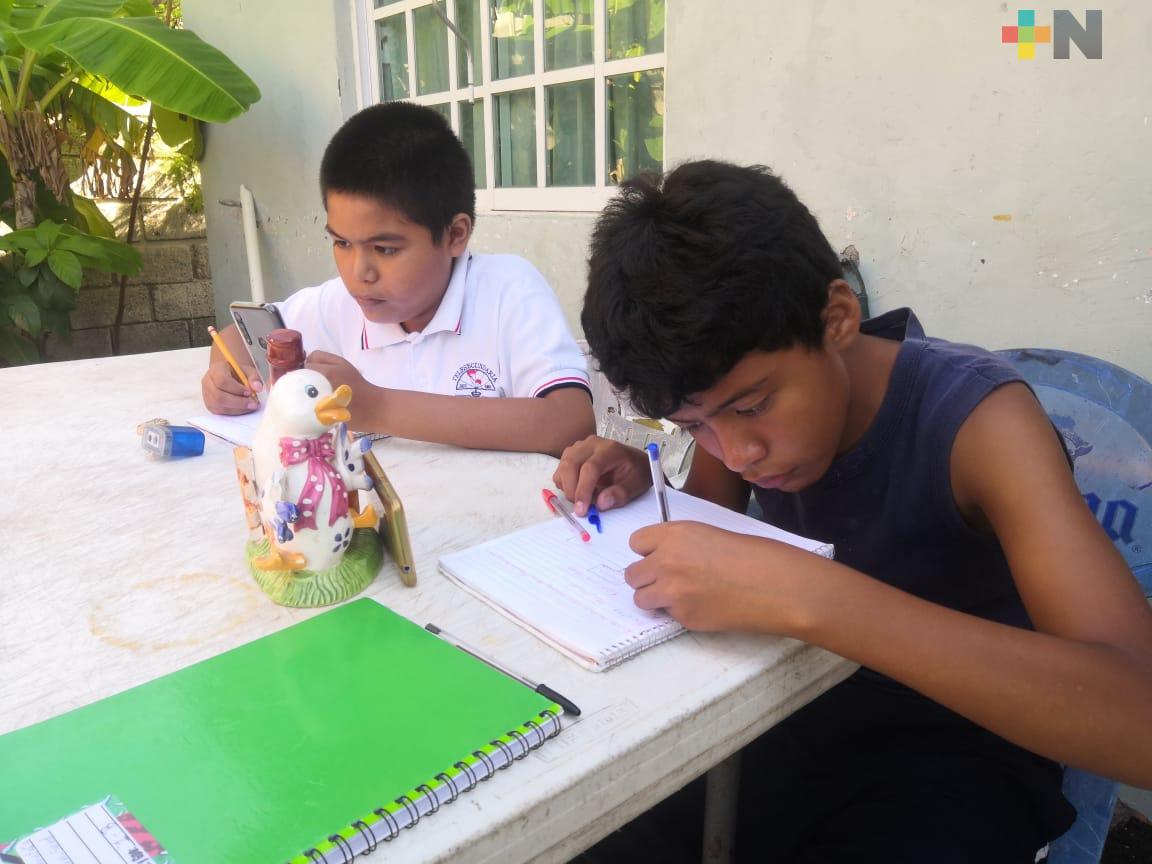 Siguen estudiantes adaptándose a tomar clases desde casa