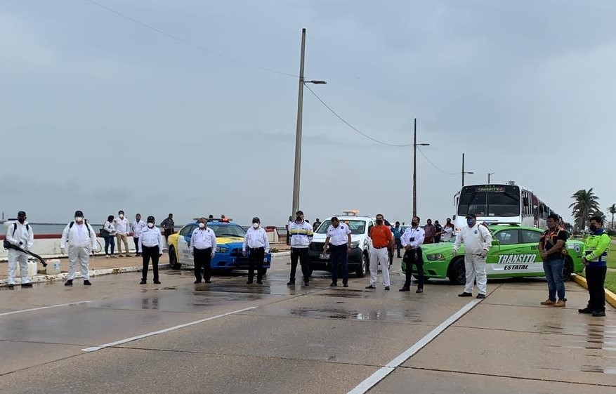 Para bajar contagios de COVID-19, desinfectaron transporte público en Coatzacoalcos