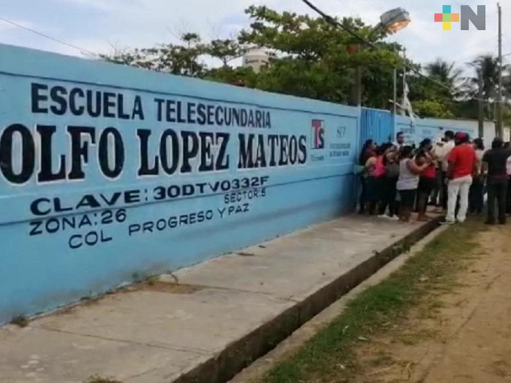 En Coatzacoalcos, padres se muestran inconformes por condicionar cuota de inscripción