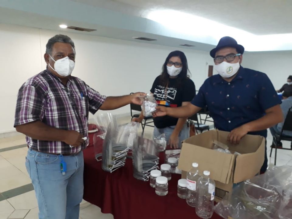 La APEC entrega kits de protección a hijos de periodistas