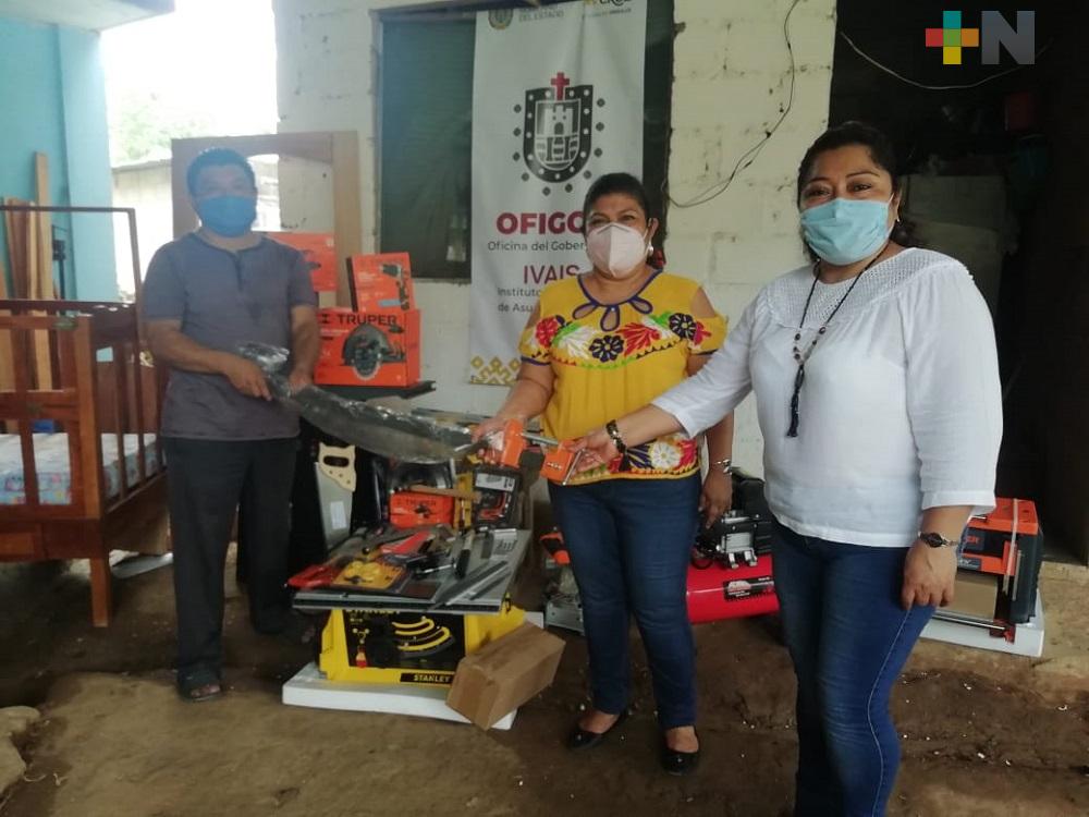 Gobierno del estado entrega apoyos para emprendedores del municipio de Oteapan